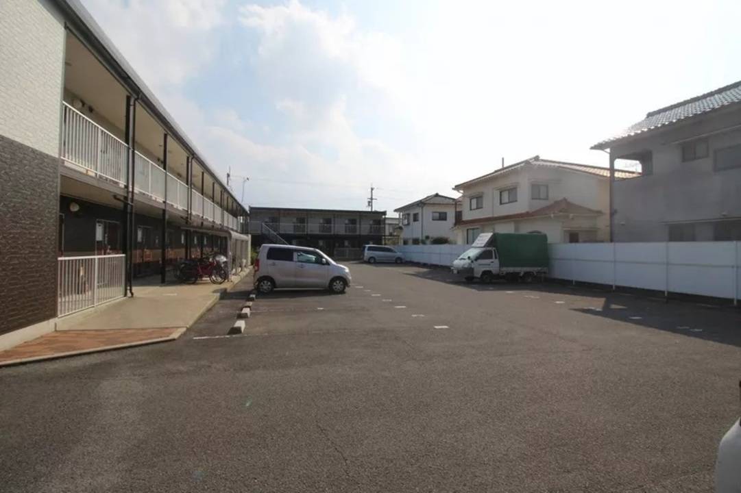 【松山市余戸東のアパートの駐車場】