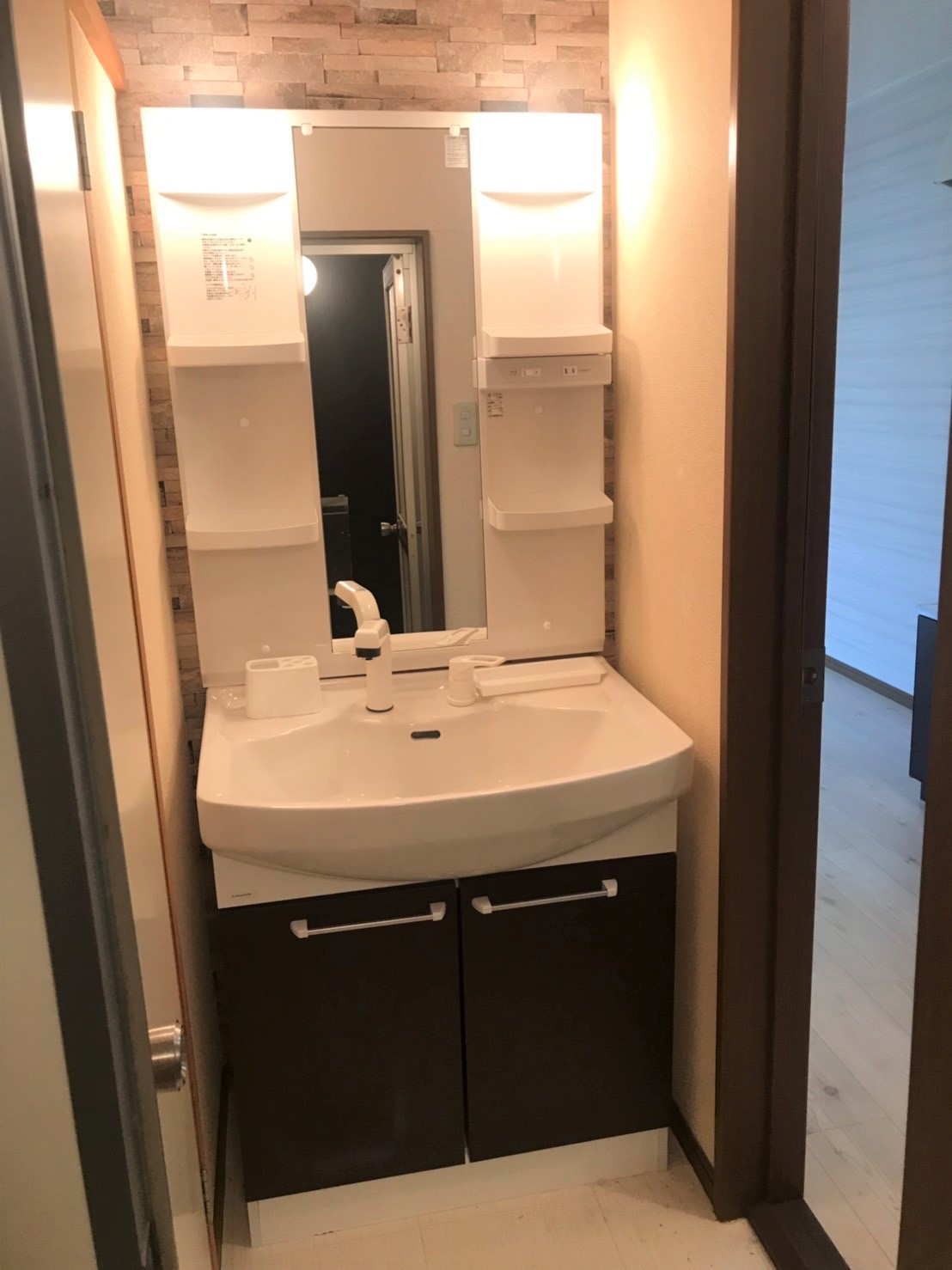 洗面設備　シャワー付洗面化粧台