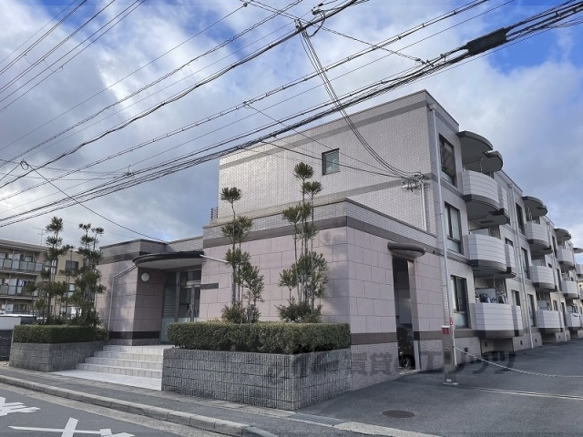 京都市西京区山田猫塚町のマンションの建物外観