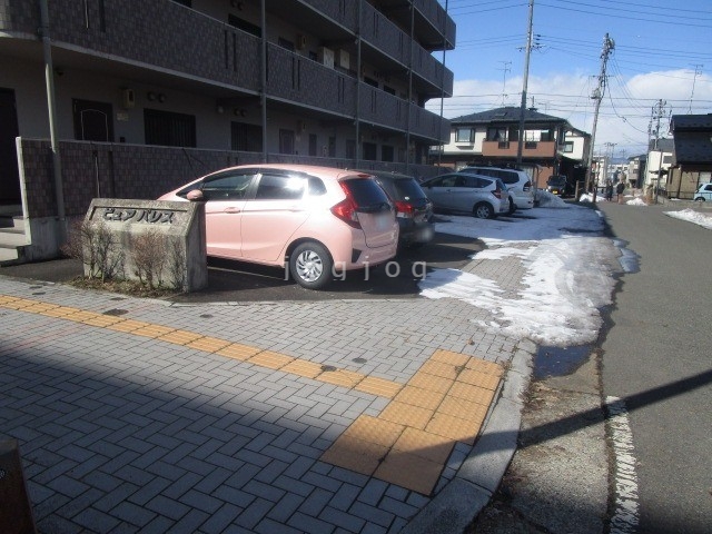 【ピュアパレスの駐車場】