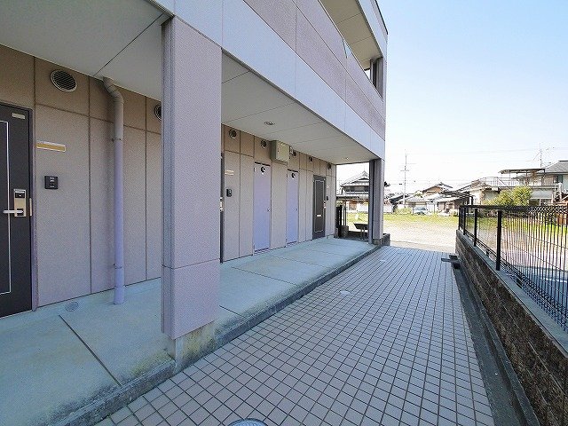 エントランス　出入りのしやすいエントランス