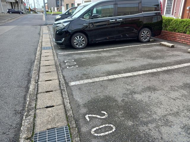 【姫路市飾磨区英賀東町のアパートの駐車場】