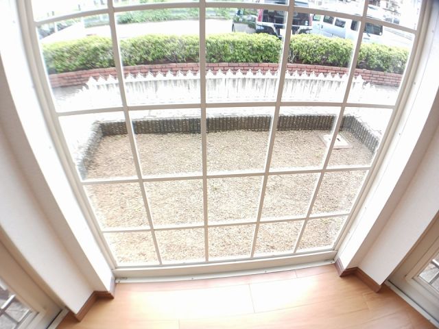 【姫路市飾磨区英賀東町のアパートのバルコニー】