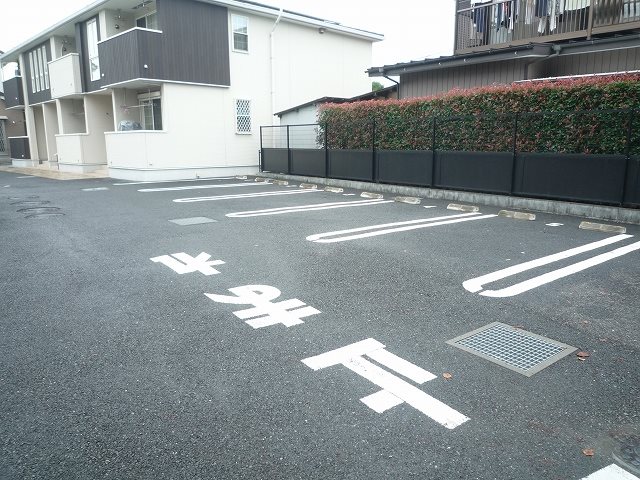 【上尾市大字平方のアパートの駐車場】