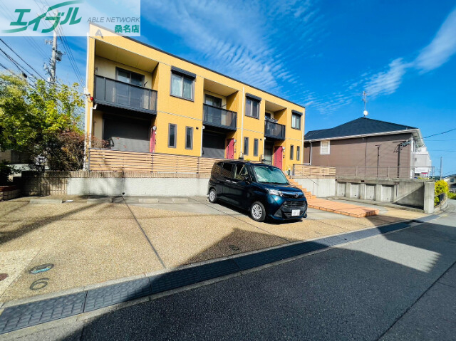 【桑名市陽だまりの丘のアパートの駐車場】