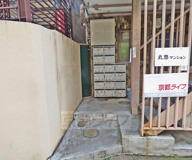 【京都市上京区弾正町のマンションのエントランス】