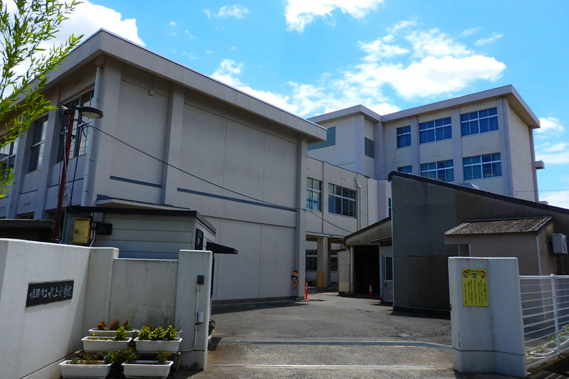 【カナロア野里駅前の小学校】