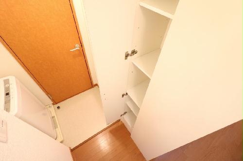 収納　日用品のお片付けに便利な戸棚を完備