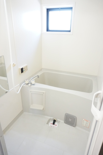 バス・シャワールーム　追焚機能と窓のあるバスルーム☆