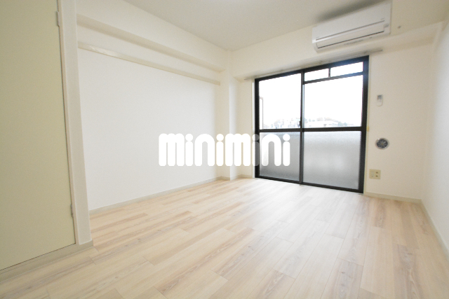 居室・リビング　明るいフローリング