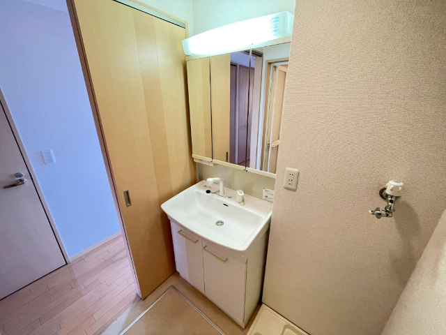 洗面設備　三面鏡独立洗面台