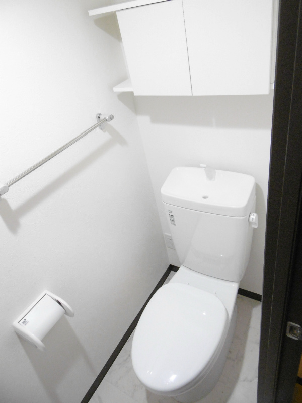 トイレ　トイレ　棚あり