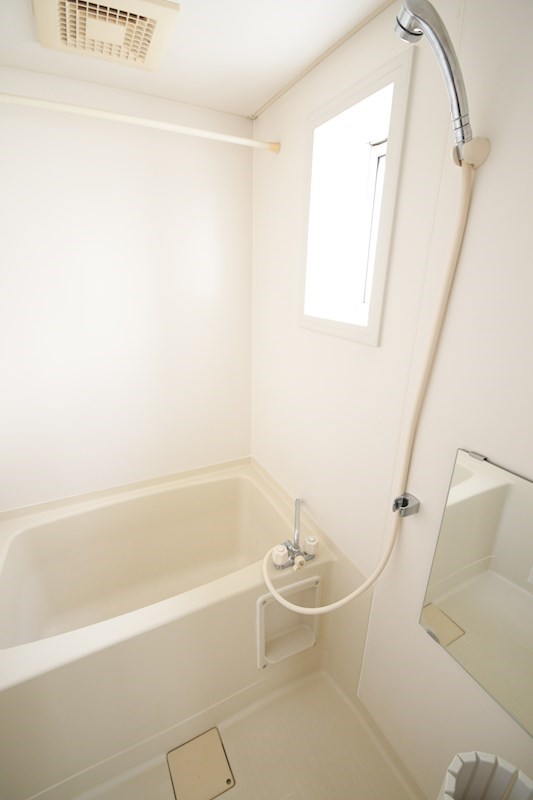 バス・シャワールーム　浴室に窓あり
