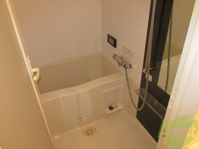 バス・シャワールーム　真っ白で清潔感のあるお風呂です。くつろげますよ～