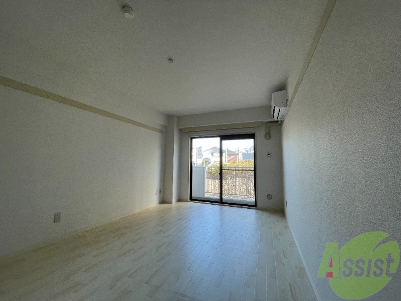 その他部屋・スペース　寝室の窓もおおきく陽当たりがいいですね。