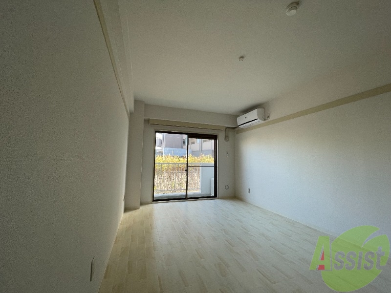 居室・リビング　落ち着いた印象のフローリングでゆったりできそう。