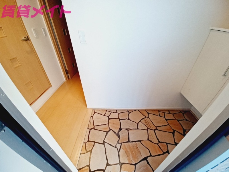 玄関　同物件別室反転タイプ画像