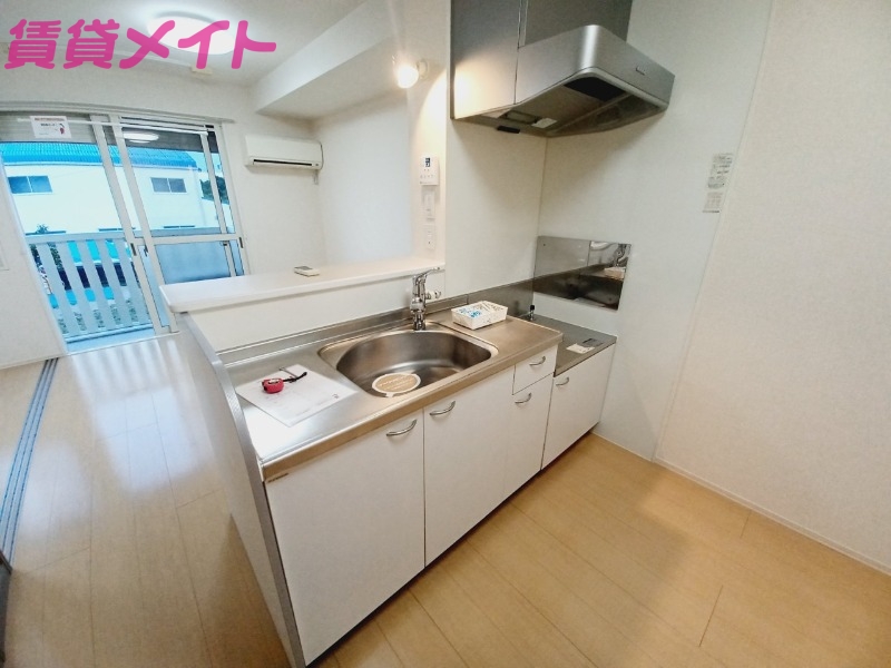 キッチン　同物件別室反転タイプ画像