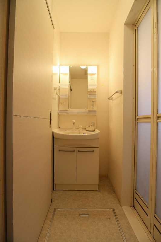 洗面設備　※別号室の写真です。脱衣所もゆっくりあります。