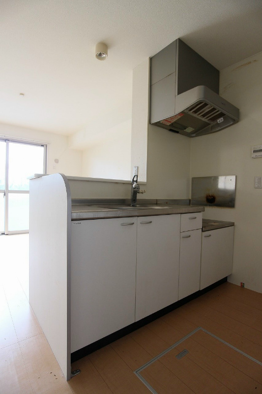 キッチン　※別号室の写真です。広く使いやすいキッチンです。