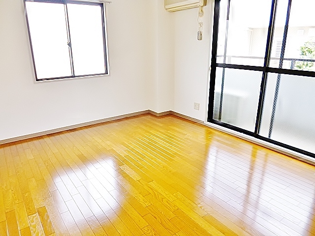 居室・リビング　２面窓・フローリング