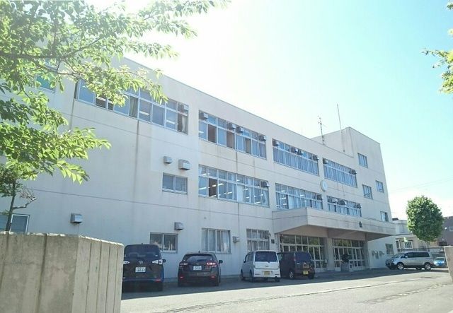 中学校　青葉中学校（中学校）まで700m