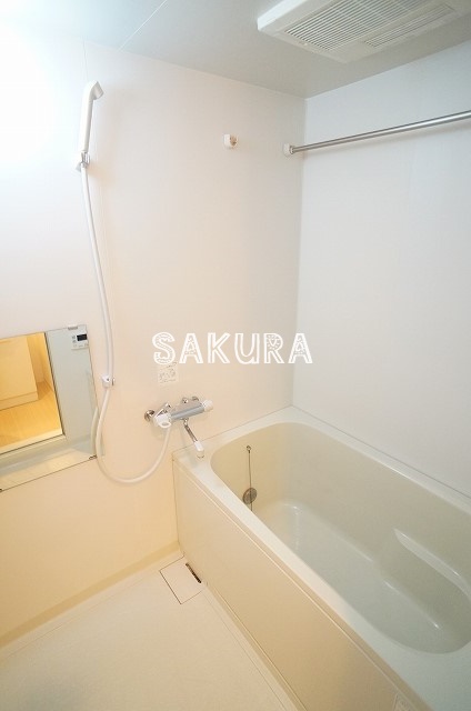 バス・シャワールーム　嬉しい追い焚き・浴室乾燥機付きです♪