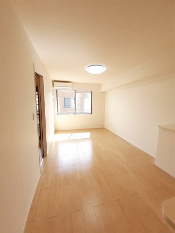 居室・リビング　こちらのリビングで趣味の時間をお楽しみください