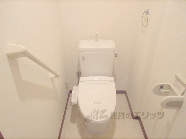 トイレ　東側手すり付きです。