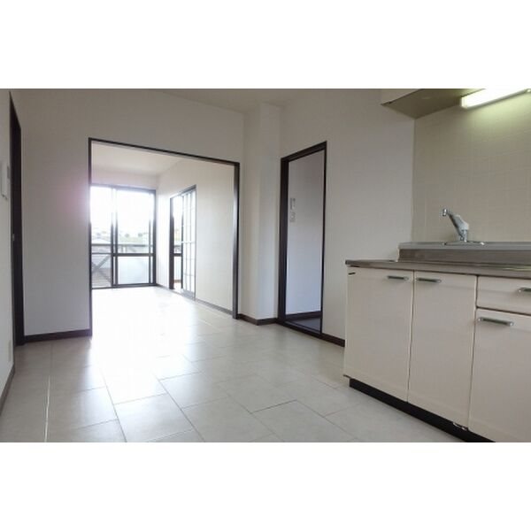 居室・リビング　リビング　※別号室参考写真