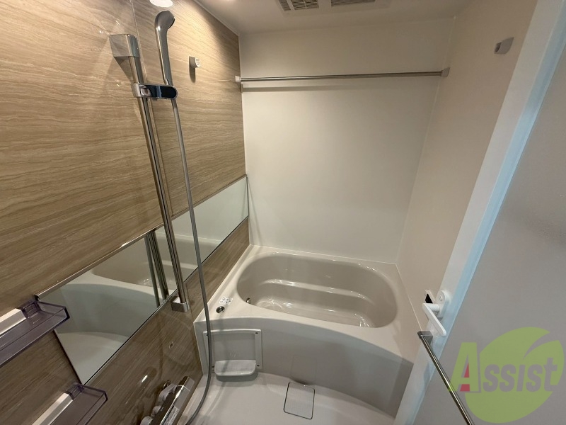 バス・シャワールーム　浴室は追い焚き給湯と浴室乾燥機付きです。嬉しいですね。