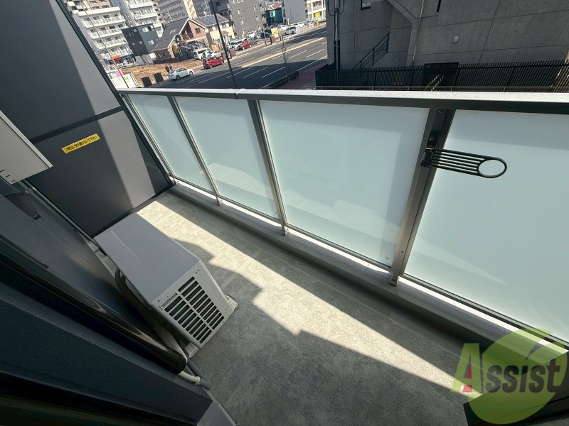 バルコニー　バルコニーは長さも幅もちょうどいい広さですね。