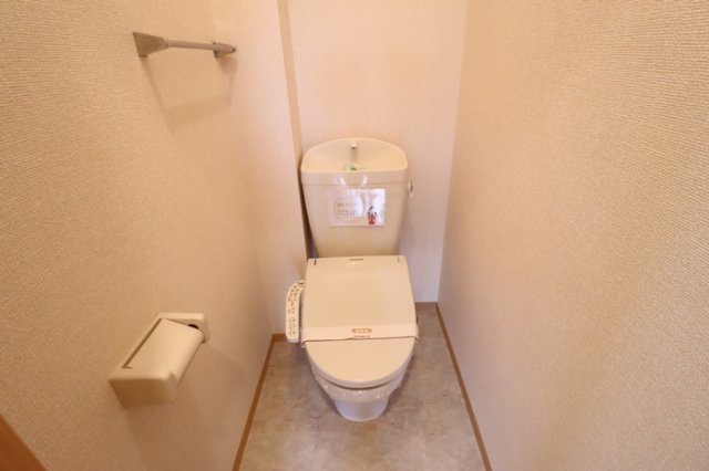 トイレ　もちろん温水洗浄暖房便座です