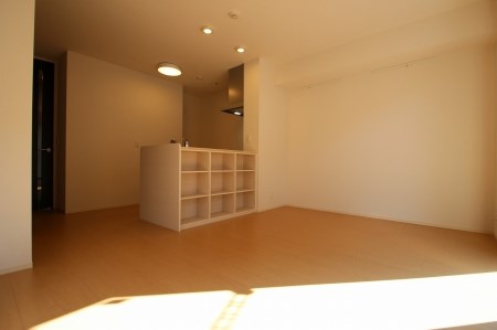 居室・リビング　バルコニーに面した明るいリビング