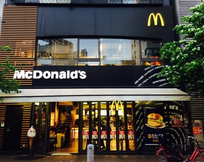 飲食店　マクドナルド 麻布十番店（飲食店）まで606m