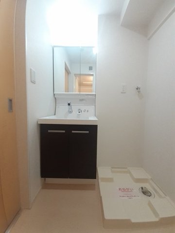 洗面設備　明るい洗面所です