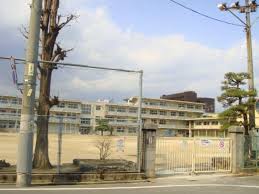 小学校　西小学校（小学校）まで665m
