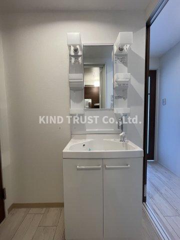 洗面設備　明るい洗面所です