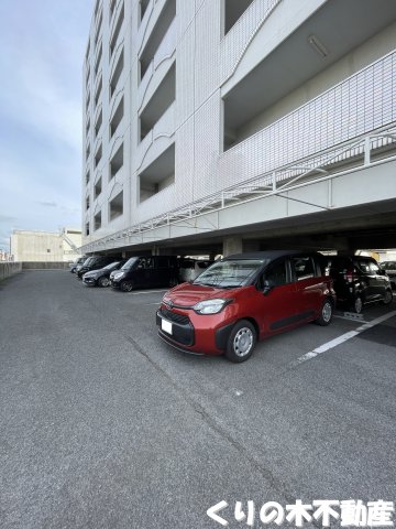 駐車場　駐車場があるので、車を買う予定の方も安心です