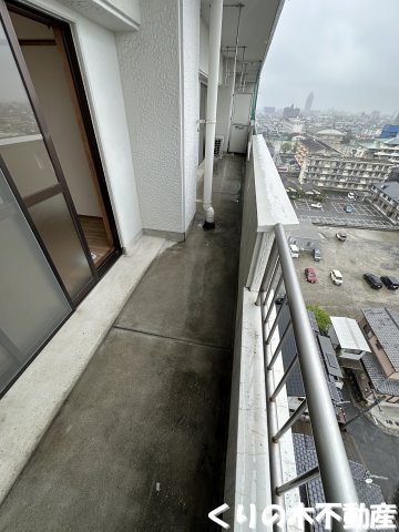 バルコニー　暖かな日差しのふりそそぐバルコニー