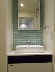 洗面設備　独立洗面台、小物を置くことができて便利です