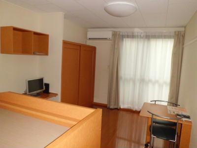 居室・リビング　明るい色合いの居室です。