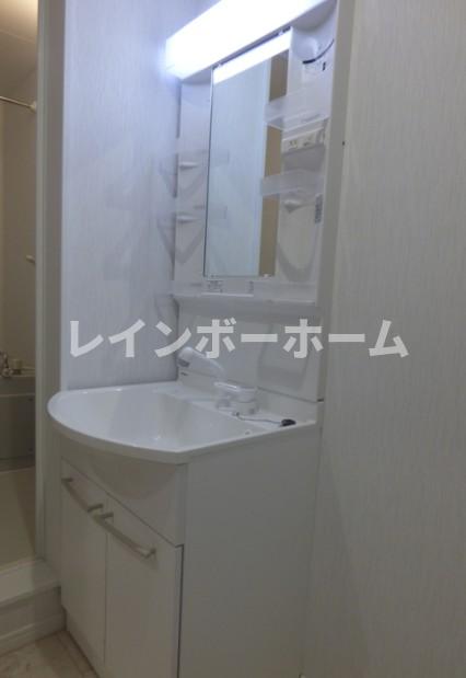 洗面設備　明るい洗面所です