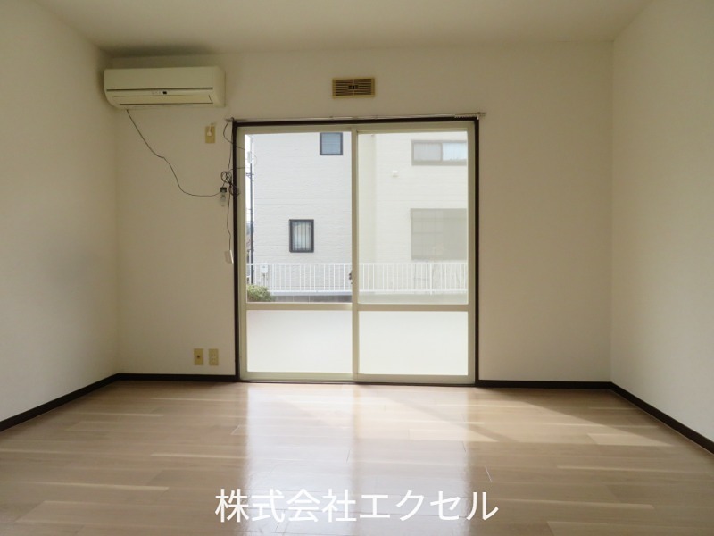 居室・リビング　エアコン付きです。
