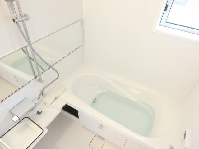 バス・シャワールーム　清潔感のあるバスルームです。