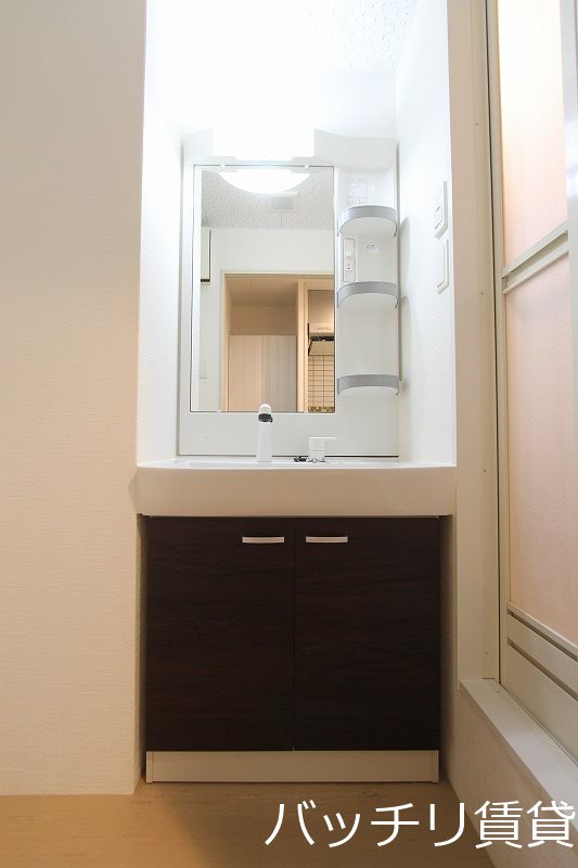 洗面設備　画像は別号室イメージの為、現況を優先いたします。