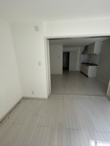 居室・リビング　イメージとして同マンション他部屋を表示しています