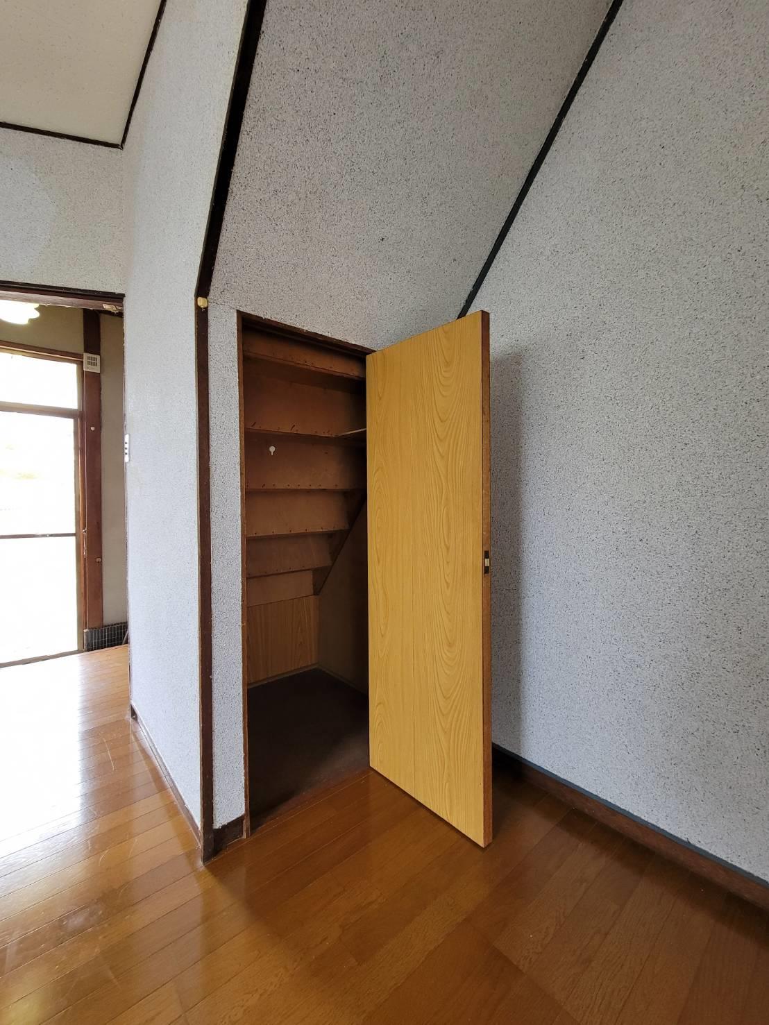 その他設備　階段下に収納が完備されています♪