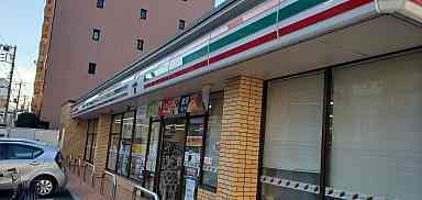 コンビニ　セブンイレブン（コンビニ）まで1353m