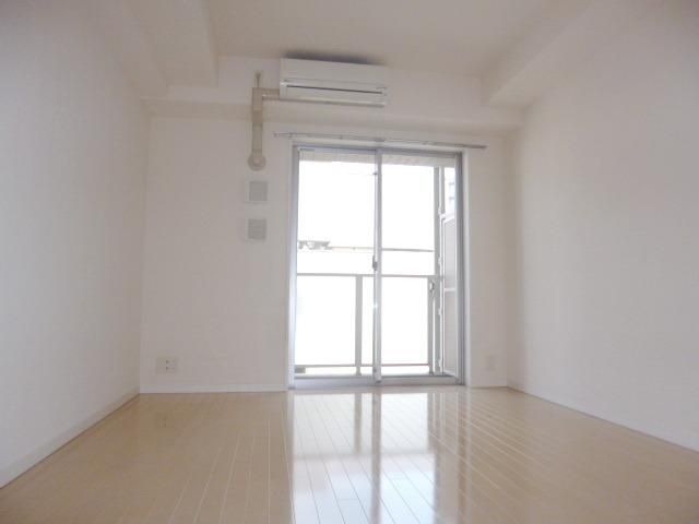 居室・リビング　★日当たり良好★エアコン付き★おしゃれなリビングです★